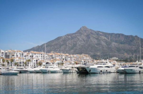 Marina de Puerto Banus Piscina parking gym y padel